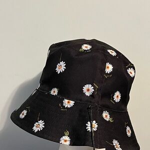 NWT Alice + Olivia Reversible Bucket Hat in Black Daisy Print / White
